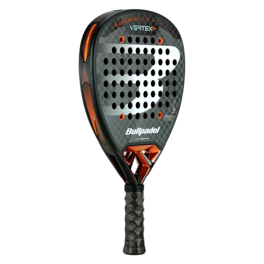 The BULLPADEL RACKET VERTEX 04 2025 JUAN TELLO (LIKE NEW) from Padel Smash Academy features a teardrop shape and black-orange design, offering a textured grip and surface holes for superior control and aerodynamics in every match.
