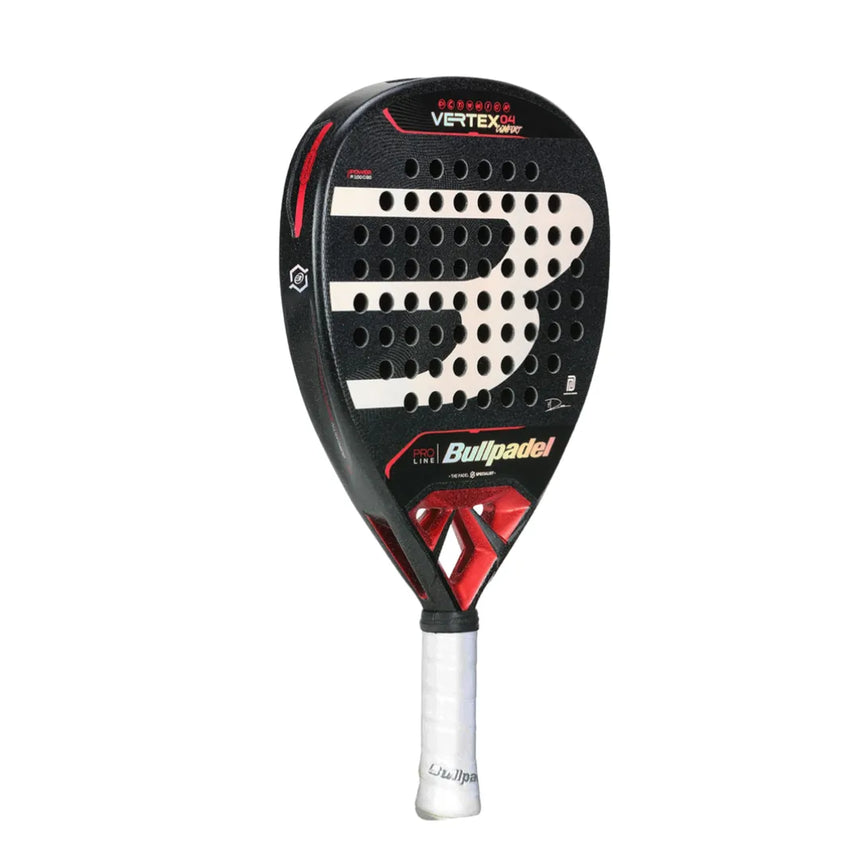 The Bullpadel Vertex 04 Comfort 2024 Martín Di Nenno features a red and black diamond shape with a white BullPadel logo, Vertex on the head, Top Spin surface, CURVAKTIV system, white grip tape on the handle, and multiple round holes for enhanced play.