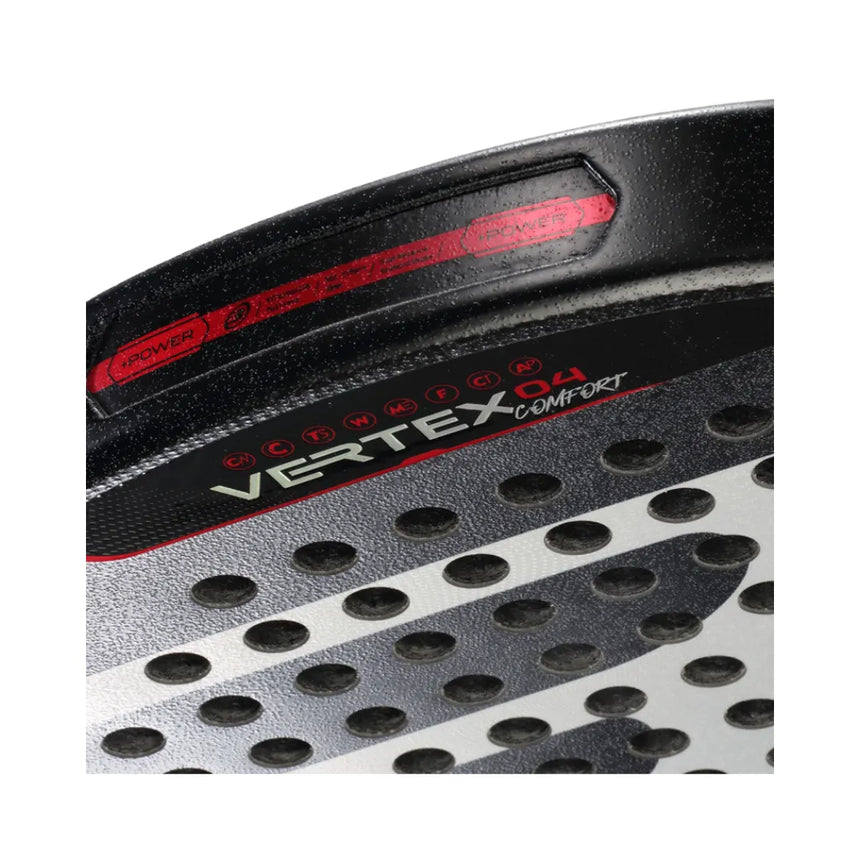 Close-up of the Bullpadel Vertex 04 Comfort 2024 Martín Di Nenno padel racket with a diamond shape and black, red, and silver design. The VERTEX 4 and COMFORT inscriptions stand out on its Top Spin surface, featuring circular holes.