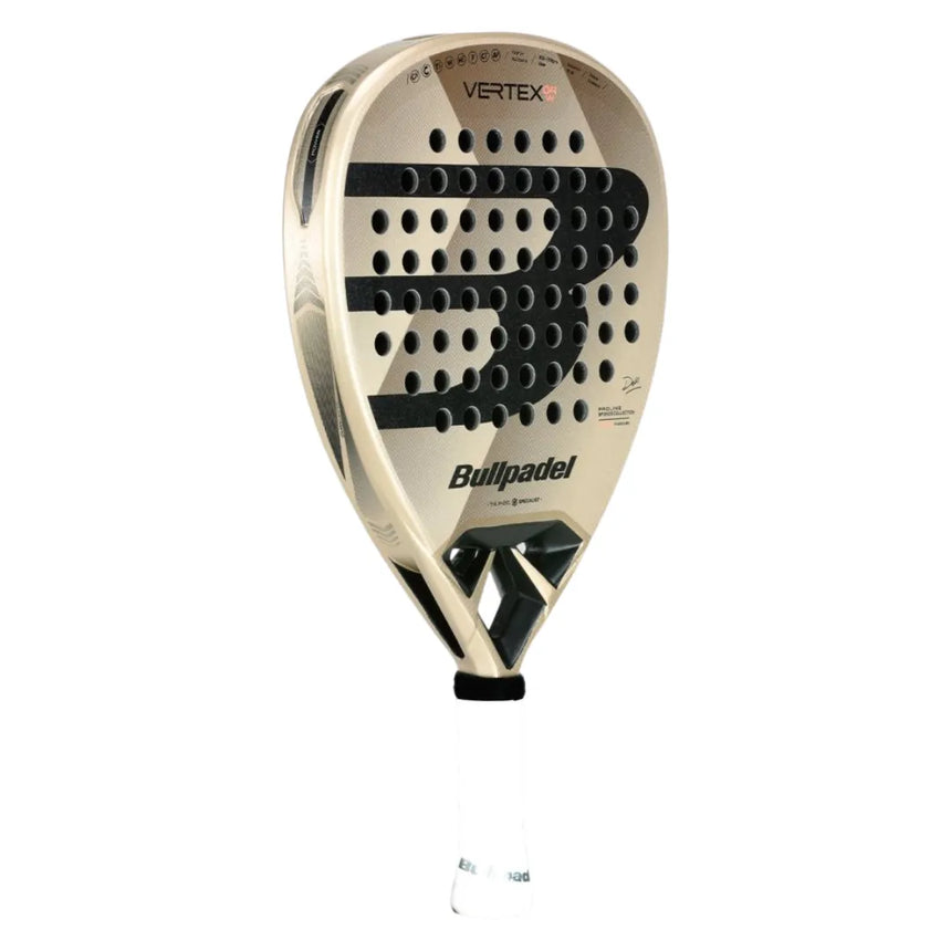 The tan and black BULLPADEL VERTEX 04 WOMAN 2025 DELFI BREA padel racket by BullPadel boasts a perforated honeycomb design with advanced Bullpadel-Lab tech for expert players. Its stylish white handle, accented with black at the base, ensures top performance.