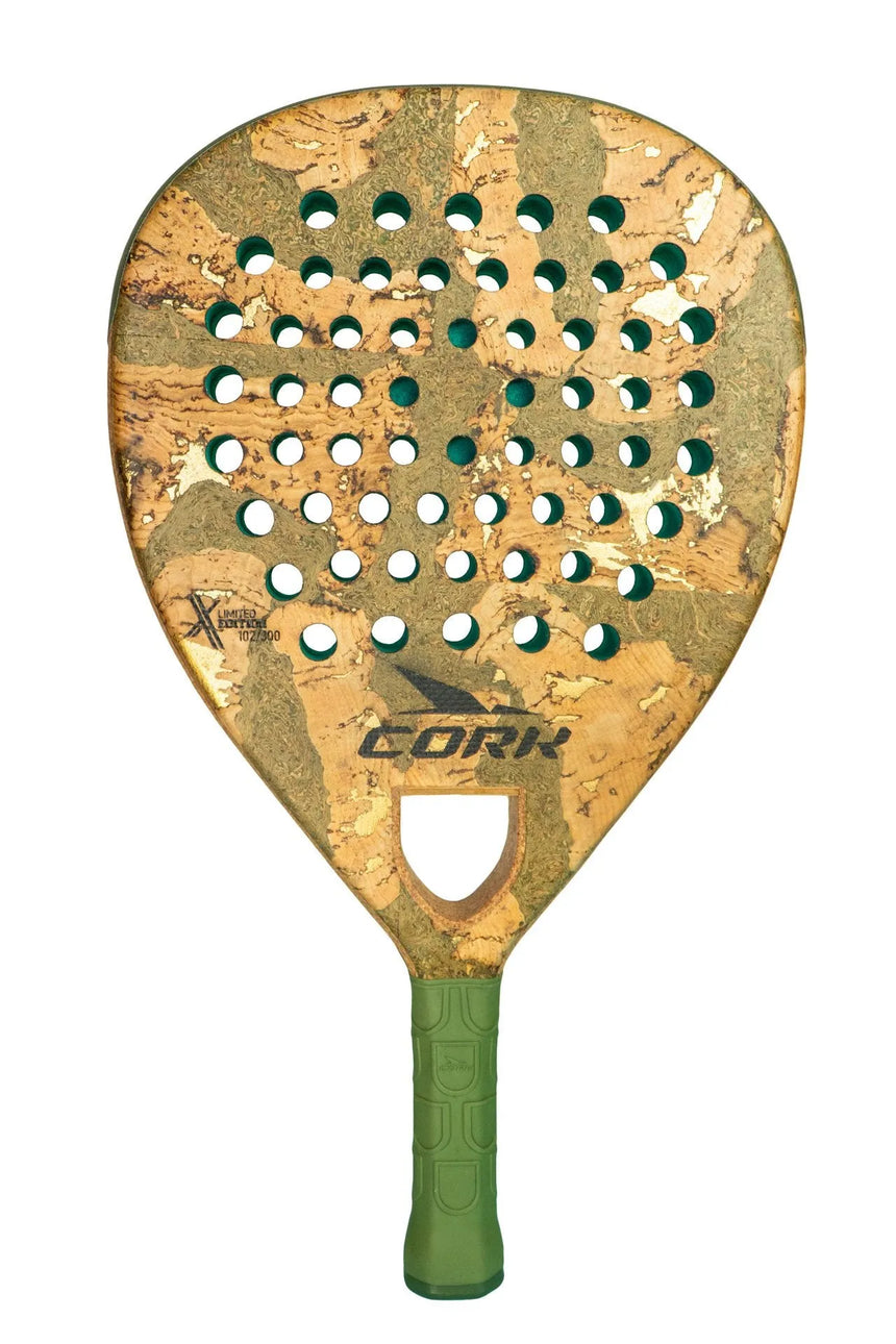 Introducing the Limited Edition Cork Padel Extreme Green by Cork Padel, a professional padel racket with a cork surface in striking green and natural wood colors. Its full carbon construction and perforated surface enhance aerodynamics, while the handle sports an elegant green shade.