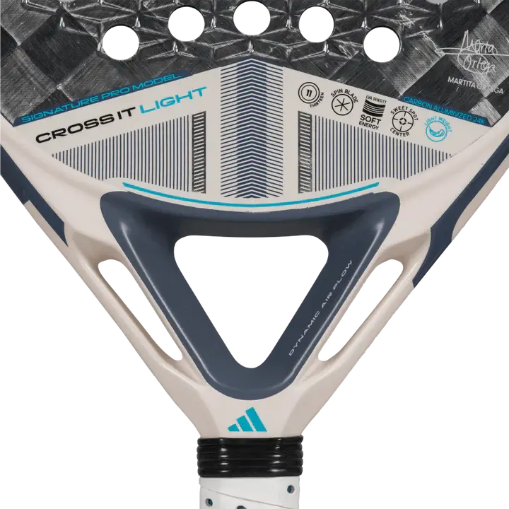 A image of the adidas cross it light 3.4 padel racket by Marta Ortega at the view of the heart. 