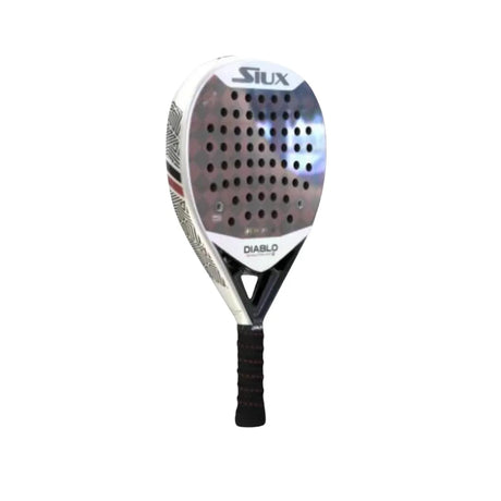 The SIUX Padel Racket Diablo Revolution Pro 3 2024, favored by Sanyo Gutiérrez, combines sleek white and black design with Tricarbon 15K carbon. It features a perforated surface for better aerodynamics and a textured handle for superior grip.